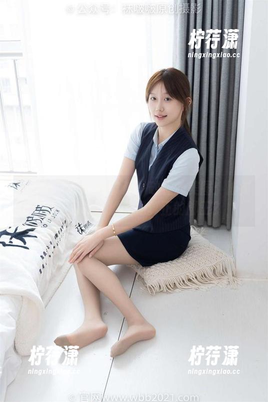 BoBoSocks袜啵啵 - 砂糖的美图：脚对脚比大小，谁才是真正的脚王？-柠荇潇