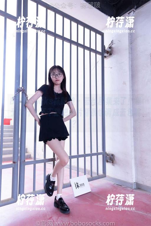 BoBoSocks袜啵啵 - 蓝丝图集来了！稚予为什么不干脆把相片背景也调成蓝色呢？-柠荇潇