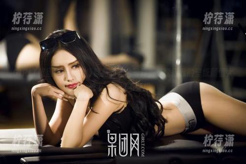 GIRLT果团网 - 看完黄歆苑的天台写真，我觉得我的壁纸颜值太低了，有点不舒服。-柠荇潇