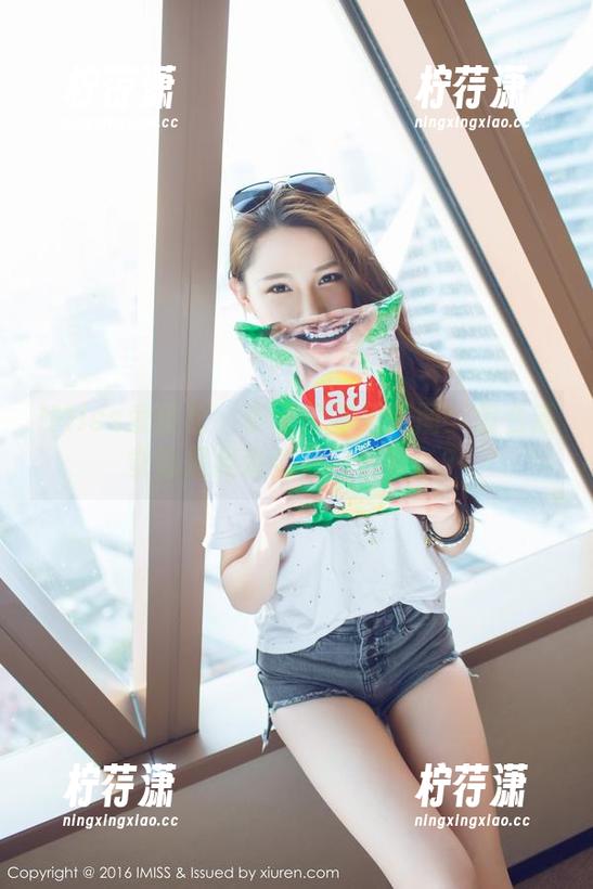 IMiss爱蜜社 - 小宝酱裸足美图：怎么感觉像是我偷偷窜门看到了？-柠荇潇