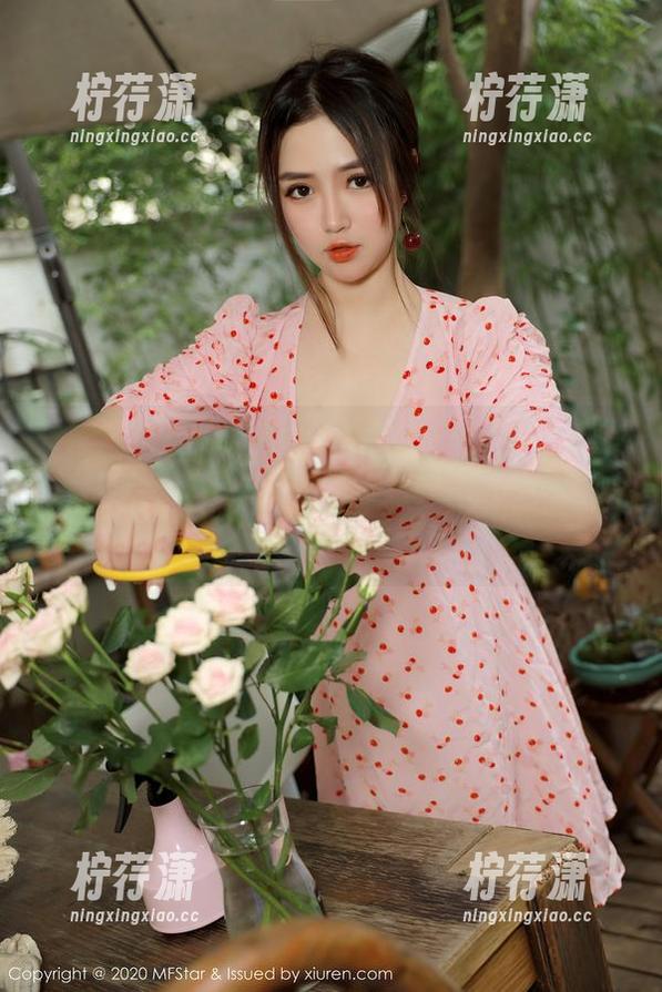 MFStar模范学院 - 一张Flower朱可儿的图片，绝佳身材是意外的美好？快下载了个小提醒，做个沉迷看图的人。-柠荇潇