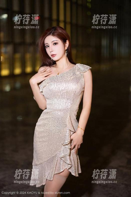 XIAOYU语画界 - 王馨瑶yanni最新修女街拍，图片却有种奇异的反差美-柠荇潇