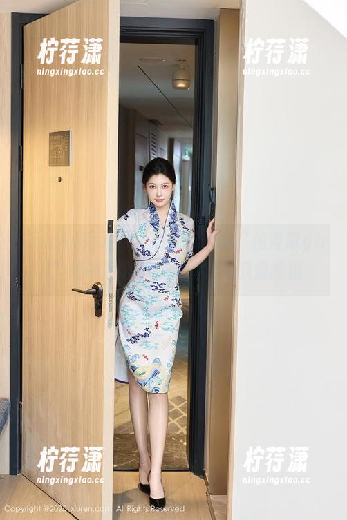 Xiuren秀人网 - 不可思议的“拍黄瓜girl”秘书写真集，别问，我只是路过-柠荇潇