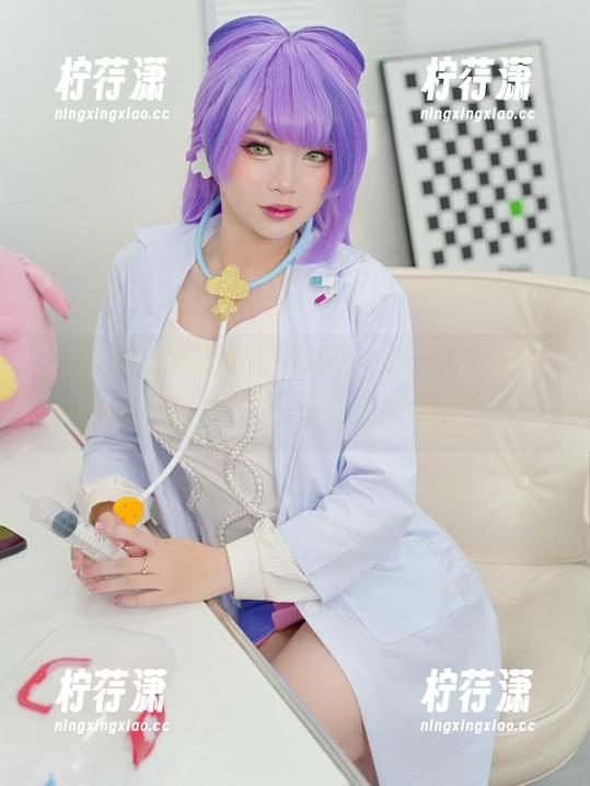 COS模特的焦点是偶像，ZinieQ的原图美足是…呃，踢开一切的视线！-柠荇潇