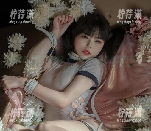 校服居然能这样穿？七月喵子的图片资源带你一探究竟！-柠荇潇