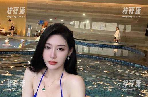 微密圈 - 这组美图合集里的不爱笑的赛琳和她的连衣裙，甜得简直让我想流泪！-柠荇潇
