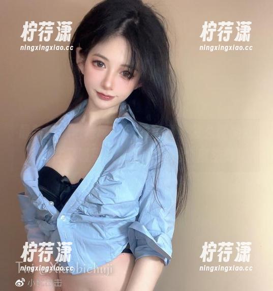 最新的“倦倦喵”短裤写真，怎么就能这么随性又吸引人？怀疑她是个魔法师！-柠荇潇