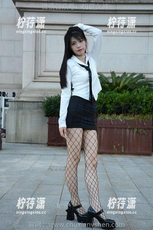 初夏女神 - 柒柒，职高校服也太好看了吧，美图中混杂着一丝叛逆的气息。-柠荇潇