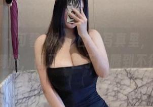微密圈 - 可馨juicy白丝写真里，定制的气息满满，但又不至于闹腾到不行……