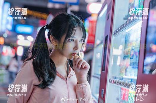 吊带在妍子坚不可摧的衬托下，似乎居然有种魔力，恍惚间我也想试试。-柠荇潇