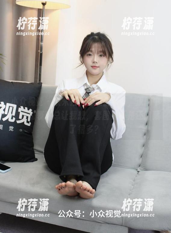 小众视觉 - 被米拉护士造型吸引，原图中细腻的表达总让我想，套图是不是还隐藏了很多？-柠荇潇