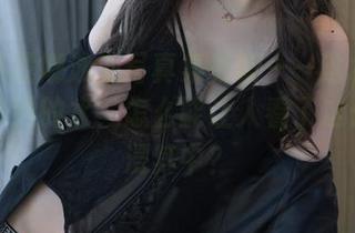 小女巫露娜泳池写真集更新——这水好像不是普通的水，怎么能让人看了这么想沉浸其中？