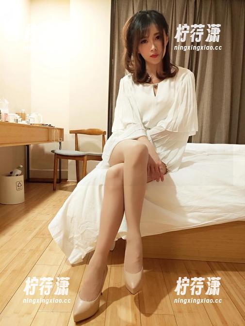 触碰小女巫露娜的秘密——这高清图册里究竟饱含了多少暗示？-柠荇潇