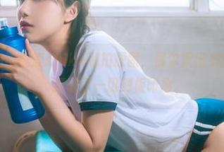 空姐形象下的小鹿鹿shika私拍原图，偶尔飘出来的那一缕头发，打破了一切刻板印象。