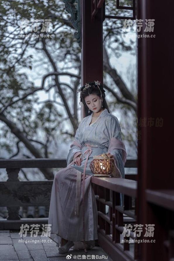 巴鲁巴鲁BaRu的私拍图集：JK和城市的“擦肩而过”真让人捉摸不透-柠荇潇