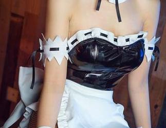念雪ww的白衬衫作品：我在想，是不是这件衣服让她因此光芒四射？