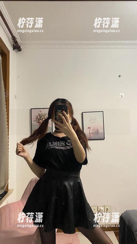 微密圈 - 定制提袜少女：她的微信朋友圈作品大放异彩，我的jawdrop！-柠荇潇