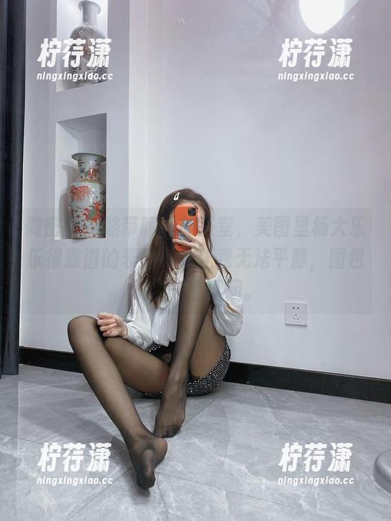 微密圈 - 略带暧昧的浴室，美图里杨大乐乐很靠谱的表情真是让我无法平静，图包就像一个谜团。-柠荇潇
