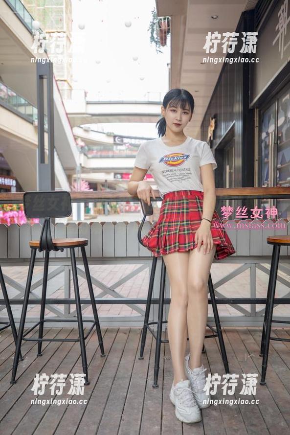 梦丝女神 - 刘诺的校园私拍，图片就像清晨的第一缕风，轻轻一瞥。-柠荇潇