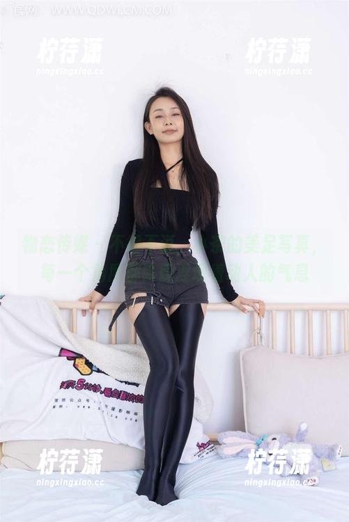 物恋传媒 - 不得不说，小茶的美足写真，每一个角度都隐隐浮现着动人的气息-柠荇潇