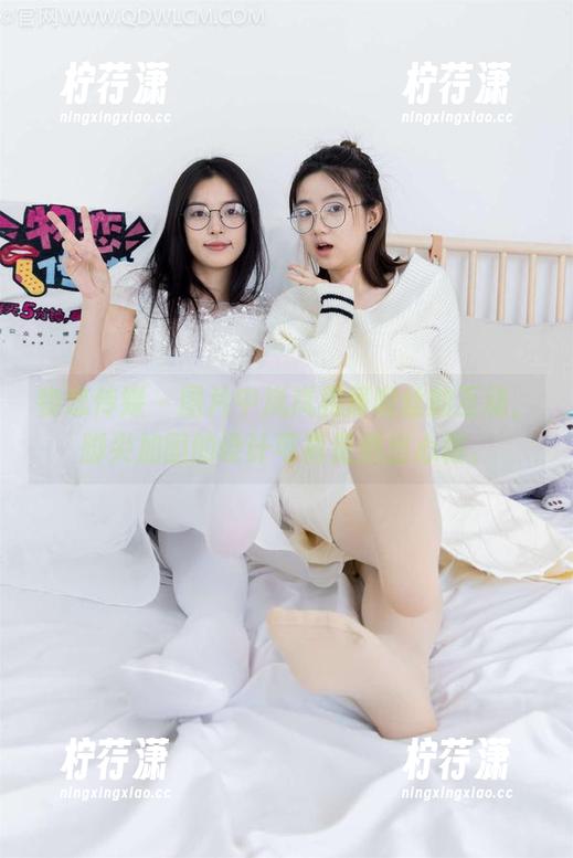 物恋传媒 - 图片中岚岚和薄咖丝的互动，脚尖加固的设计可真是别出心裁。-柠荇潇