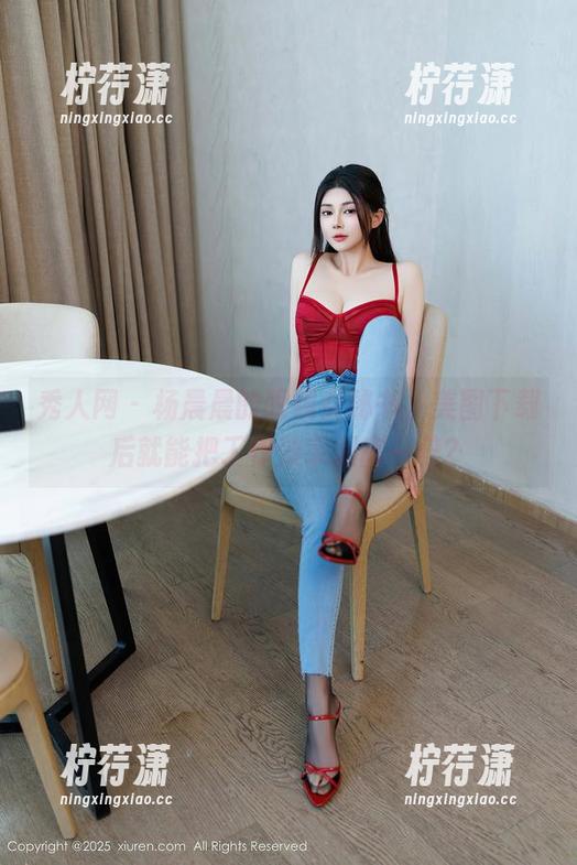秀人网 - 杨晨晨的眼镜女秘书，美图下载后就能把工作效率提高一倍？-柠荇潇