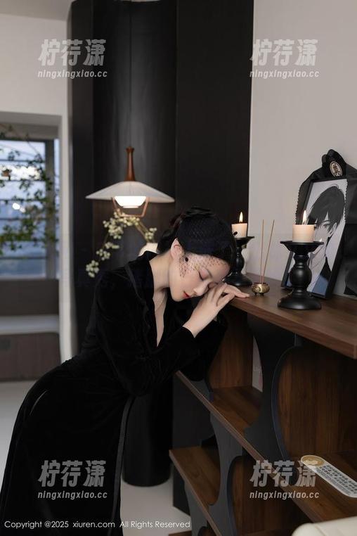秀人网 - 底下的网袜上演了一出林文文的写真秀，猪脚的日常都不算啥！-柠荇潇