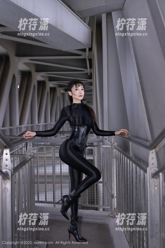 秀人网 - 想填满画廊的灵魂？油田溪溪的短裤美图来助兴，赶紧下载！-柠荇潇