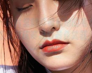 蜜桃社 - 图片里的真希和她的毛衣：这个搭配简直是对抗寒流的最佳武器，来分享一下吧！