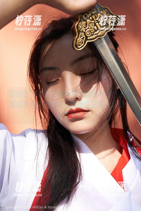 蜜桃社 - 图片里的真希和她的毛衣：这个搭配简直是对抗寒流的最佳武器，来分享一下吧！-柠荇潇