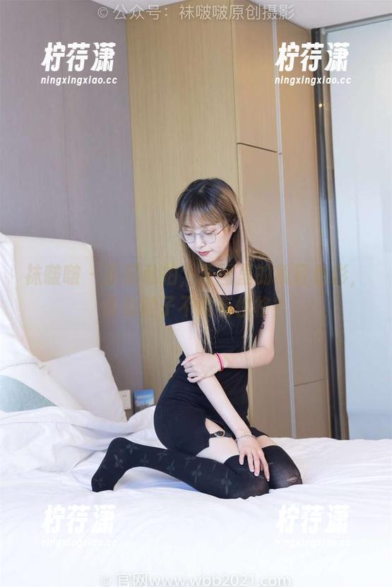 袜啵啵 - 苏苏私拍，原图里的板鞋色彩，谁说鞋子不能有性格？-柠荇潇