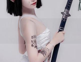 阮邑Fairy的连衣裙套图，这个高清画质不止是颜值，更像是在展示构思。