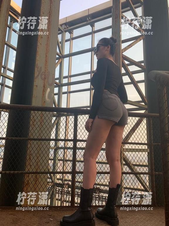 微密圈 - 陈佩奇的网袜秀，不买单也能下载，戳一下立马体验网袜魅力！-柠荇潇