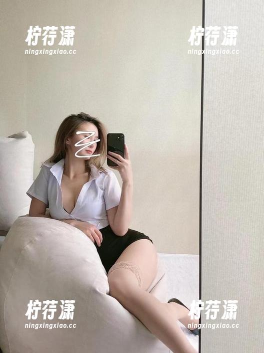 微密圈 - 陈大小姐的写真：油亮黑丝，随意却也太会撩了吧。-柠荇潇