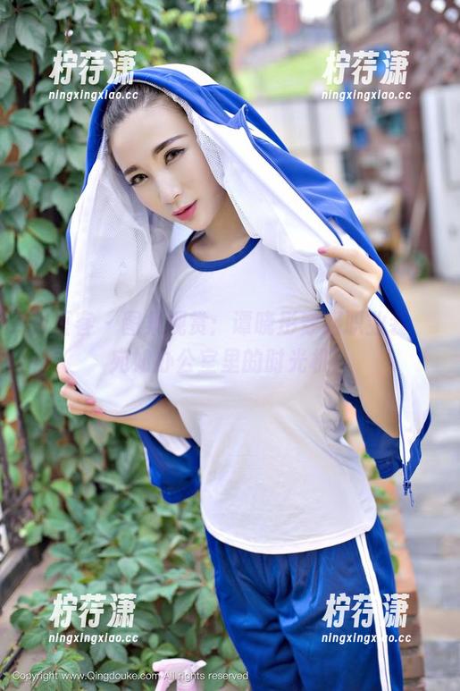 青豆客 - 图集观赏：谭晓彤穿起职业装，宛如办公室里的时光机！-柠荇潇