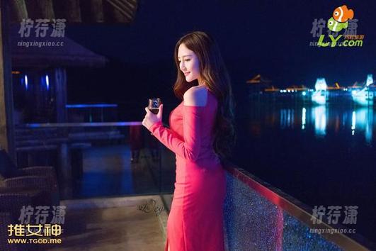 青豆客 - 短裙图集——看陈嘉嘉Tiffany如何把简单的裙子穿出层次感来！-柠荇潇