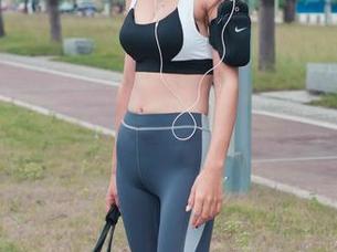 魔镜街拍 - 玲玲街拍：车展的孤独美，需要无圣光才行
